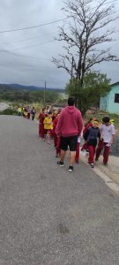 Caminhada educativa com os alunos.