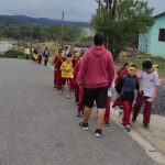 Caminhada educativa com os alunos.