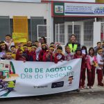 Caminhada educativa com os alunos.