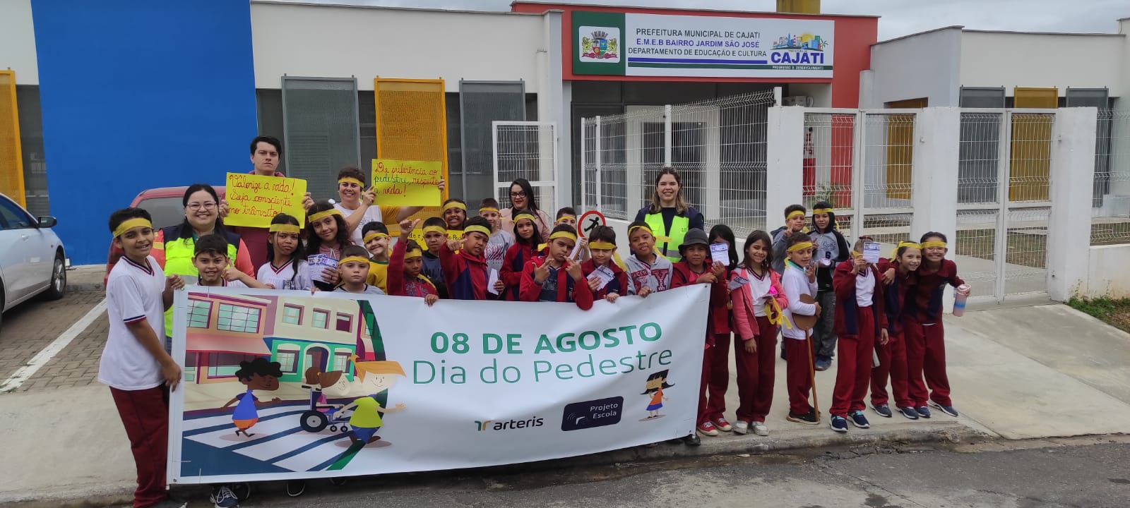 Caminhada educativa com os alunos.