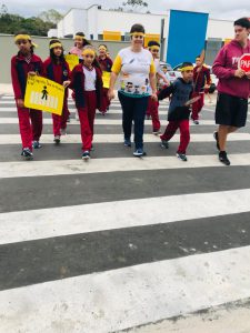 Caminhada educativa com os alunos.