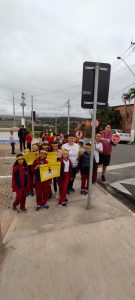 Caminhada educativa com os alunos.