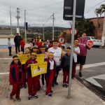 Caminhada educativa com os alunos.