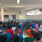 Palestra sobre cidadania, segurança no trânsito e vídeos educativos.