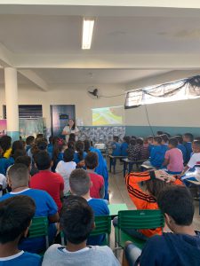 Palestra sobre cidadania, segurança no trânsito e vídeos educativos.