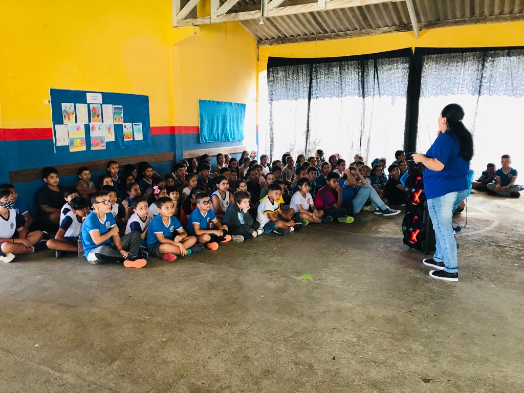 Palestra sobre cidadania, segurança no trânsito e vídeos educativos.