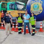 Entrega de panfleto com dicas de segurança.