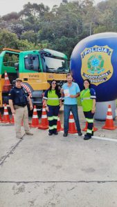 Entrega de panfleto com dicas de segurança.