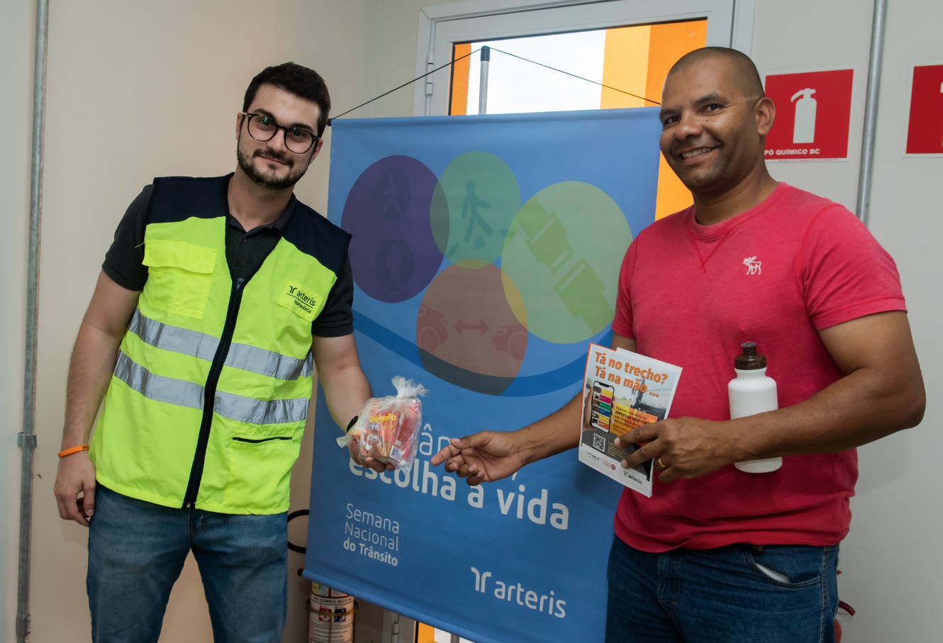 Todos os caminhoneiros receberam kit lanche, garrafa squeeze e folhetos educativos