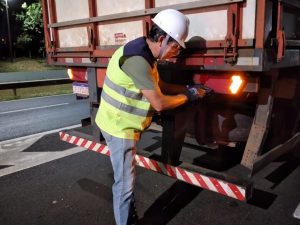 eletricista realizou troca de lâmpadas e setas para melhorar a iluminação dos veículos