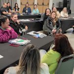 educadores reunidos com a Coordenadora de Responsabilidade Social da Arteris - Maria José Finardi