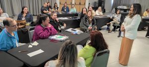 educadores reunidos com a Coordenadora de Responsabilidade Social da Arteris - Maria José Finardi