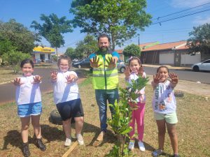 mãozinhas sujas de terra de quem plantou um linda árvore