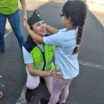 os alunos preparam enfeites que remetem ao trânsito, para usar durante a passeata