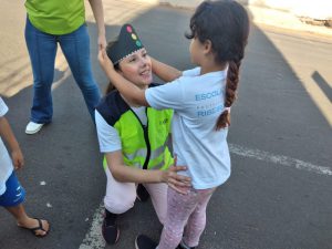 os alunos preparam enfeites que remetem ao trânsito, para usar durante a passeata