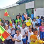 na porta da escola - concentração para saída da passeata no entorno da escola