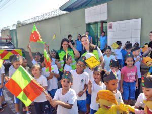 na porta da escola - concentração para saída da passeata no entorno da escola