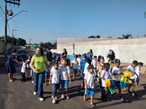 Alunos e professores da educação infantil da EMEI Roberto Afonso Pontes estavam empolgados com a passeata próxima da escola