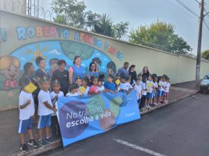 alunos e professores da EMEI Roberto Afonso Pontes