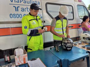 Limpeza e higienização dos capacetes e viseiras - momento importante para orientar sobre o uso adequado para aumentar a segurança dos motociclistas