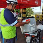 adesivos refletivos foram instalados nas motos e nas caixas de transporte