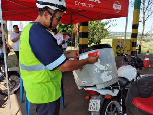 adesivos refletivos foram instalados nas motos e nas caixas de transporte