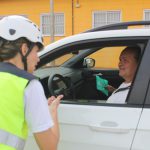 Motoristas foram orientados sobre a importância do uso do cinto de segurança por todos os passageiros do veículos