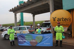 Policiamento militar rodoviário e equipe da ViaPaulista preparados para ação educativa sobre o uso do cinto de segurança