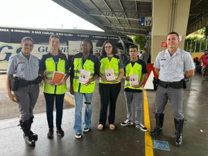 equipe ViaPaulista e Policiamento Militar Rodoviário preparados para a ação educativa sobre o uso do cinto de segurança nos ônibus intermunicipais