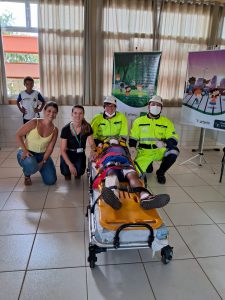 momento para foto, aluno Pablo na maca e professora