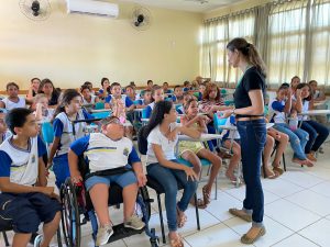 alunos e equipe da ViaPaulista interagindo sobre atitudes seguras no trânsito