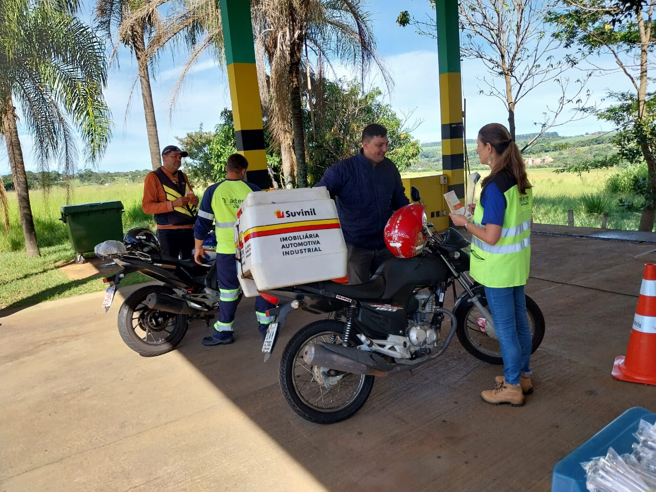 Todos os motociclistas receberam antenas aparadoras de linha de cerol para instalar nas motocicletas