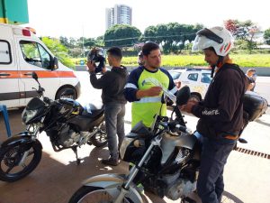 equipe da concessionária orientou os motociclistas sobre segurança no trânsito