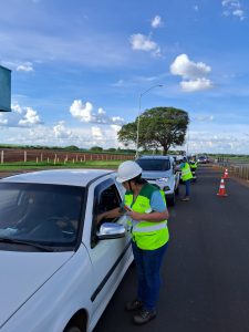 com o apoio da Polícia rodoviária conseguimos atingir muitos motoristas e passageiros que passavam pela SP255 sentido Araraquara