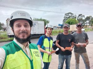 conversamos e orientamos pedestres e ciclistas que passaram pela marginal próximo ao Km31