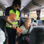 orientação e entrega de folheto educativo para os passageiros dentro dos ônibus