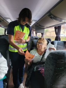 orientação e entrega de folheto educativo para os passageiros dentro dos ônibus