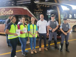 Equipe ViaPaulista e Policiamento Militar Rodoviário junto com o Coordenador de Operações da Rodoviária, Renato Camargo