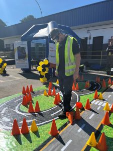 Realizando o circuito com obstáculos usando óculos de sonolência e embriaguez