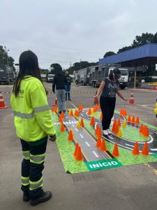 Realizando o circuito com obstáculos usando óculos de sonolência e embriaguez