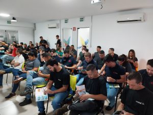 entrega de folhetos com dicas de segurança no trânsito e gibi