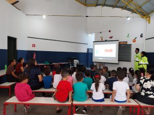Palestra sobre educação no trânsito e educação ambiental.