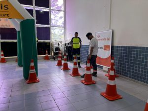 Colaboradores utilizando os óculos que simulam a sensação de sonolência e embriagues.