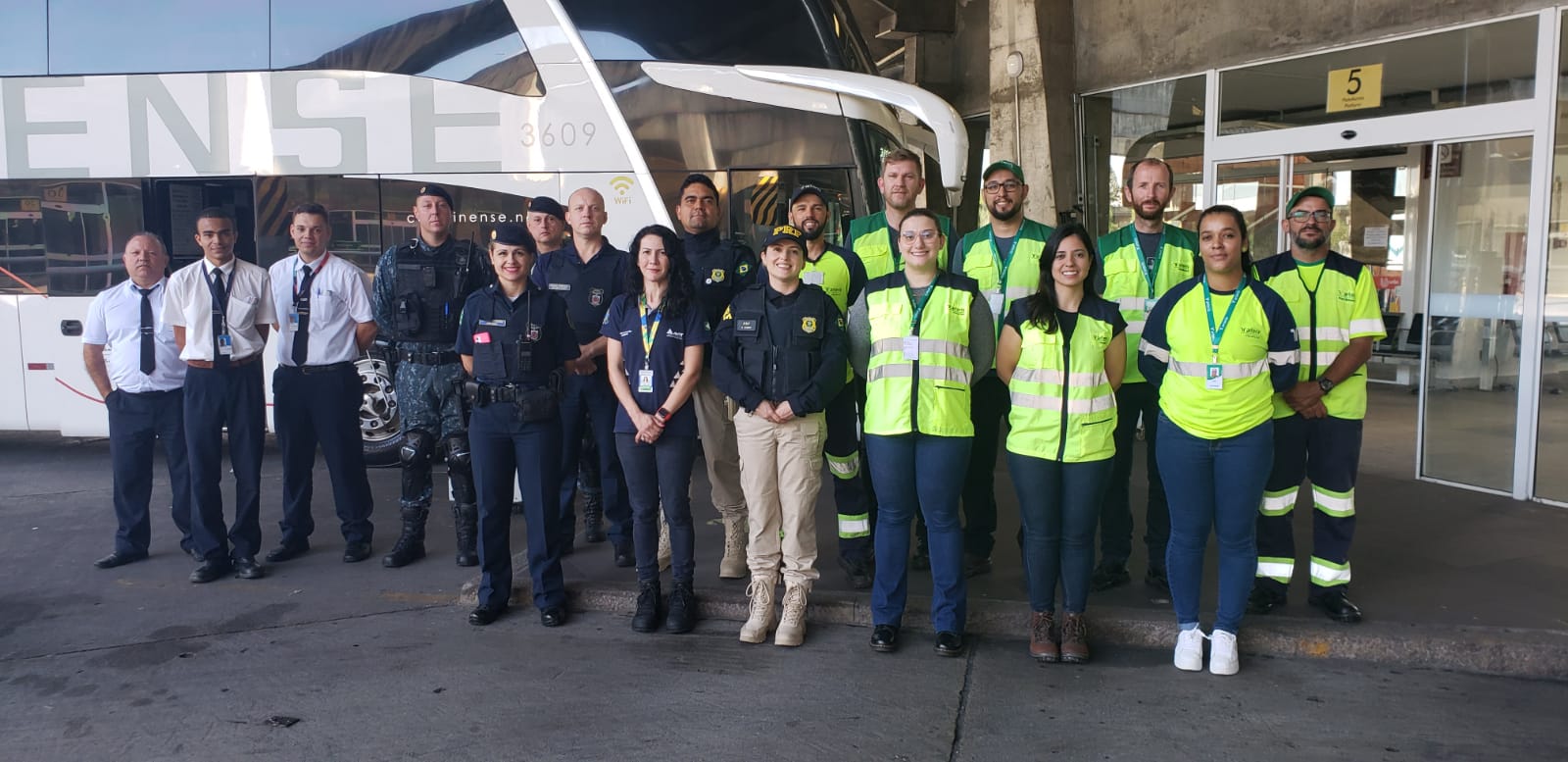 Equipe Arteris, PRF e Guarda Municipal.