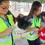 Higienização de capacetes e aplicação de adesivos refletivos