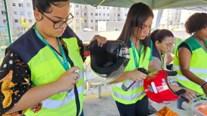 Higienização de capacetes e aplicação de adesivos refletivos