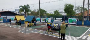 Alunos Conhecendo e Aprendendo na Mini Cidade de Transito