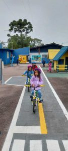 Alunos Conhecendo e Aprendendo na Mini Cidade de Transito