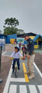 Alunos Conhecendo e Aprendendo na Mini Cidade de Transito