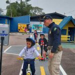 Alunos Conhecendo e Aprendendo na Mini Cidade de Transito